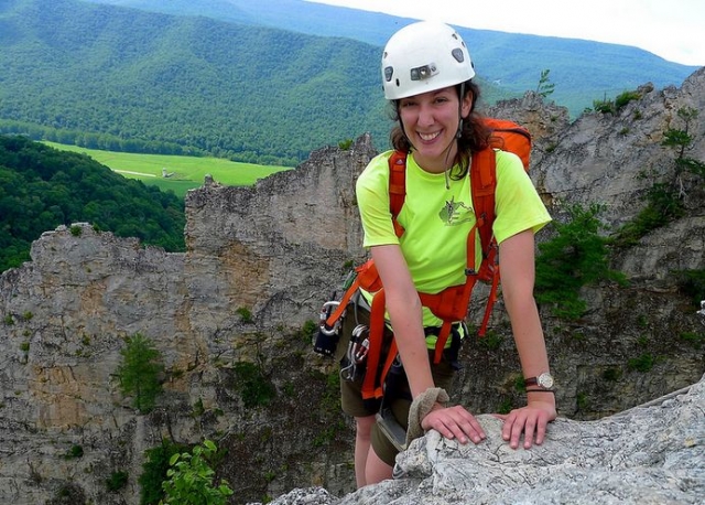 mujer en la cima de una montana.jpg